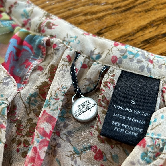 BKE Boutique polyester floral top. Size Small. Good condition. - Picture 2 of 9